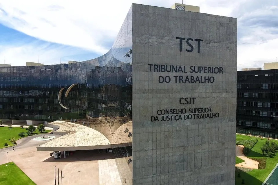 Empresa é condenada a indenizar terceirizado após premiação com título de “escravo CLT”