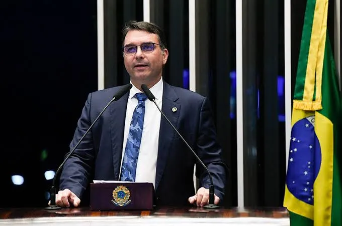 Flávio Bolsonaro pede ao STF afastamento de Flávio Dino de processos ligados a Lula e às eleições