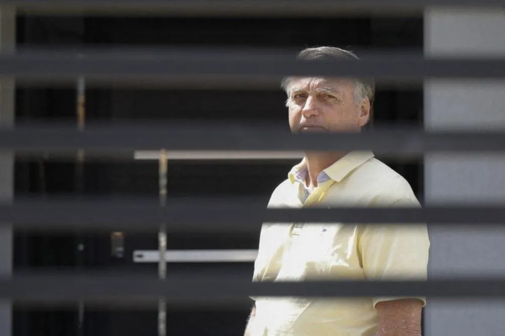Defesa de Bolsonaro apresenta nova revisão ao STF e pede suspensão da pena